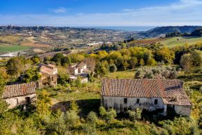 Farmhouses for renovation for sale in the Marche region, between Ripatransone and Grottammare